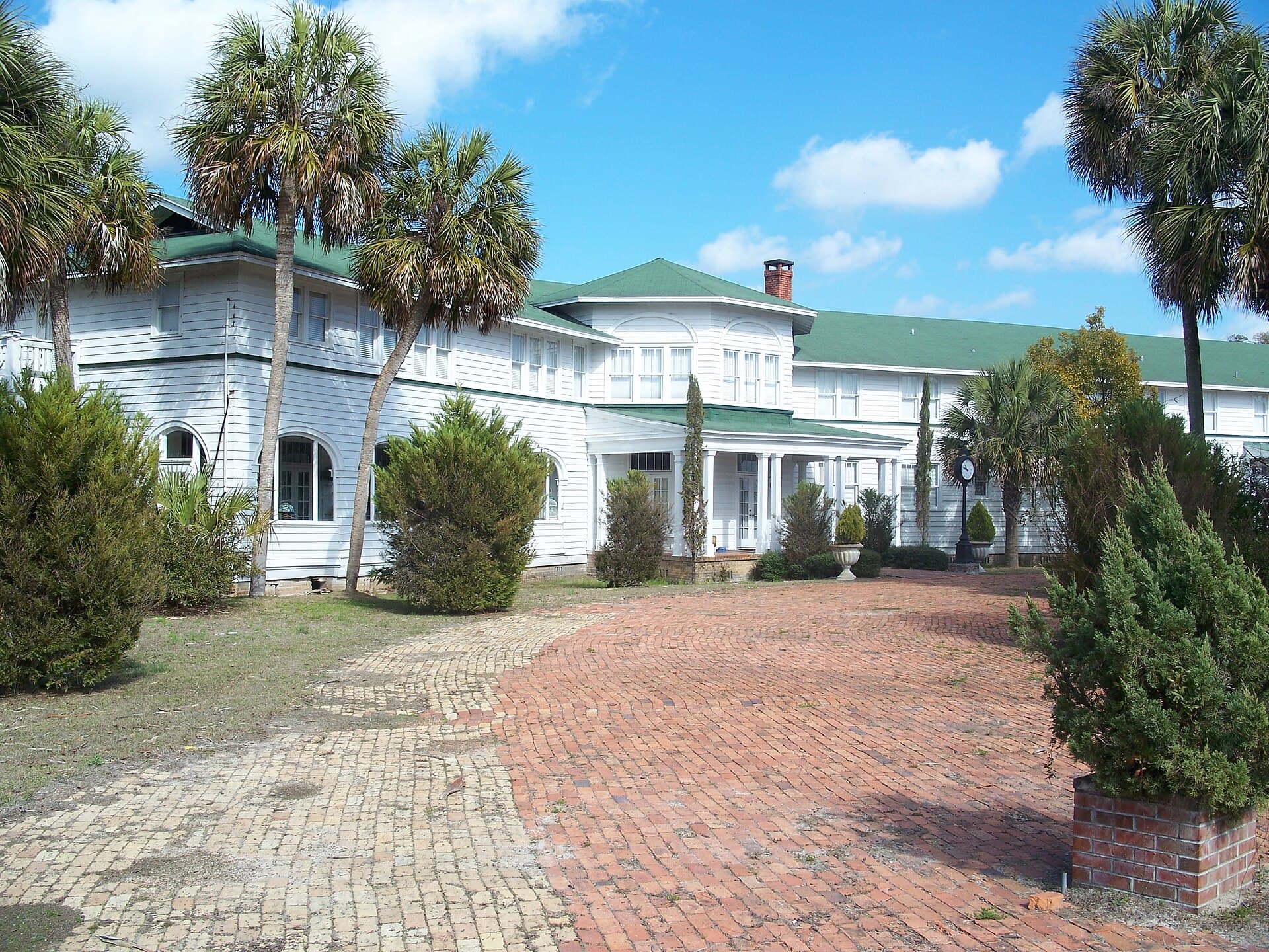 Putnam Lodge (via Wikimedia Commons, CC BY-SA 3.0)