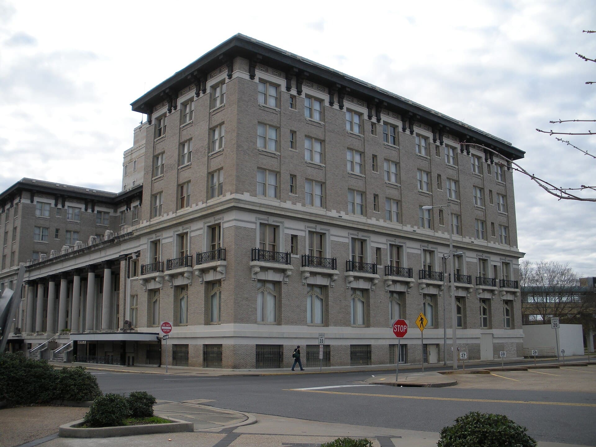 Hotel Bentley (via Wikimedia Commons, CC BY 3.0)