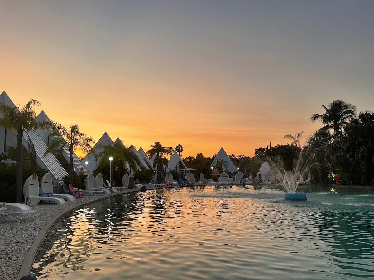 Pyramids in Florida, Motel in San Carlos Park