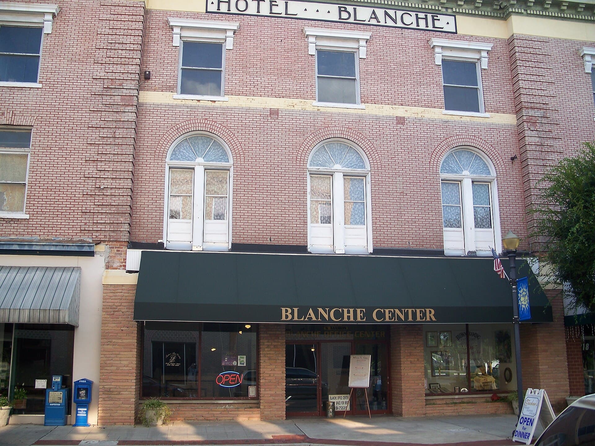 The Blanche (via Wikimedia Commons, CC BY 2.5)
