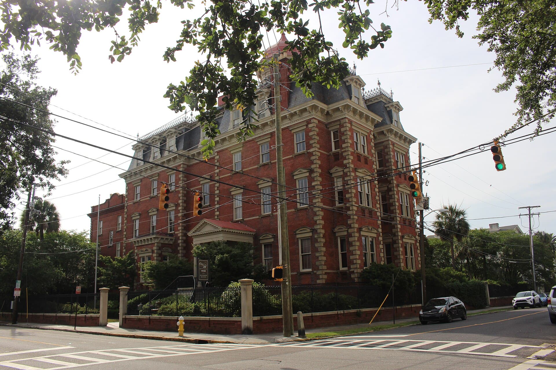 Wentworth Mansion (via Wikimedia Commons, CC BY-SA 4.0)