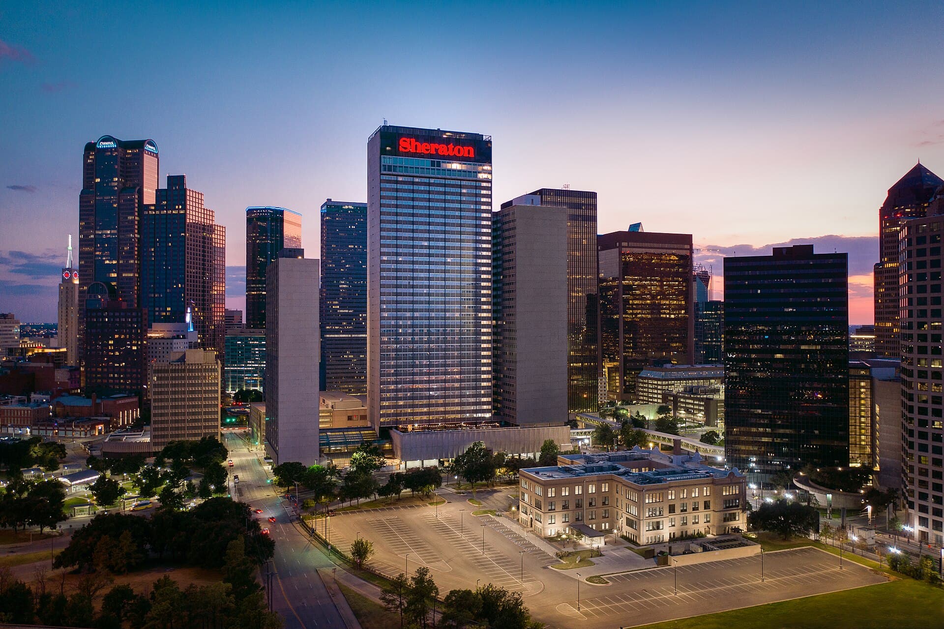 Sheraton Dallas (via Wikimedia Commons, CC BY-SA 4.0)