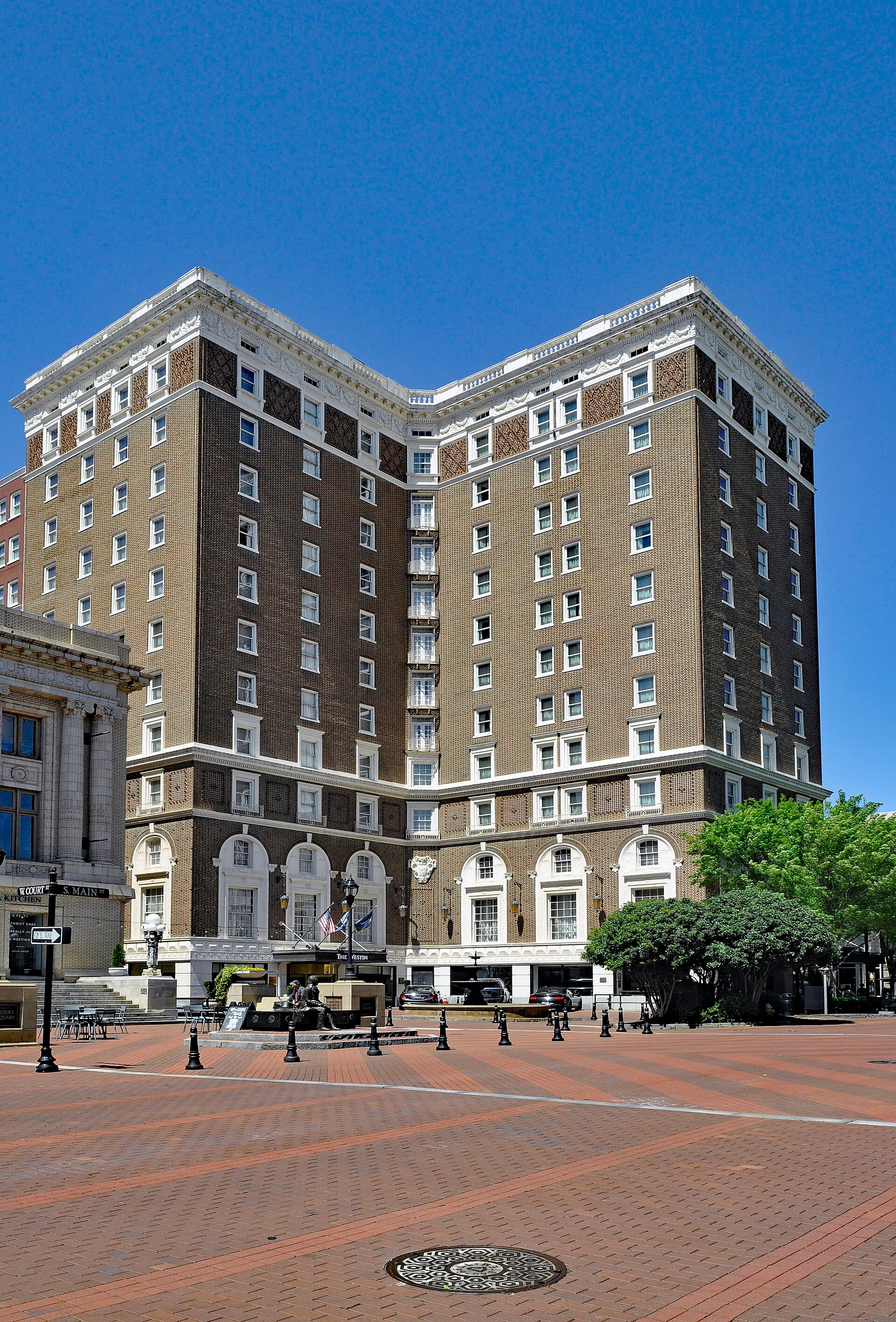 The Westin Poinsett Hotel (via Wikimedia Commons, CC BY 4.0)