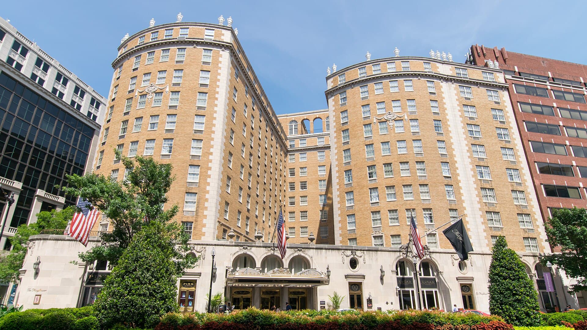 The Mayflower Hotel (via Wikimedia Commons, CC BY-SA 4.0)