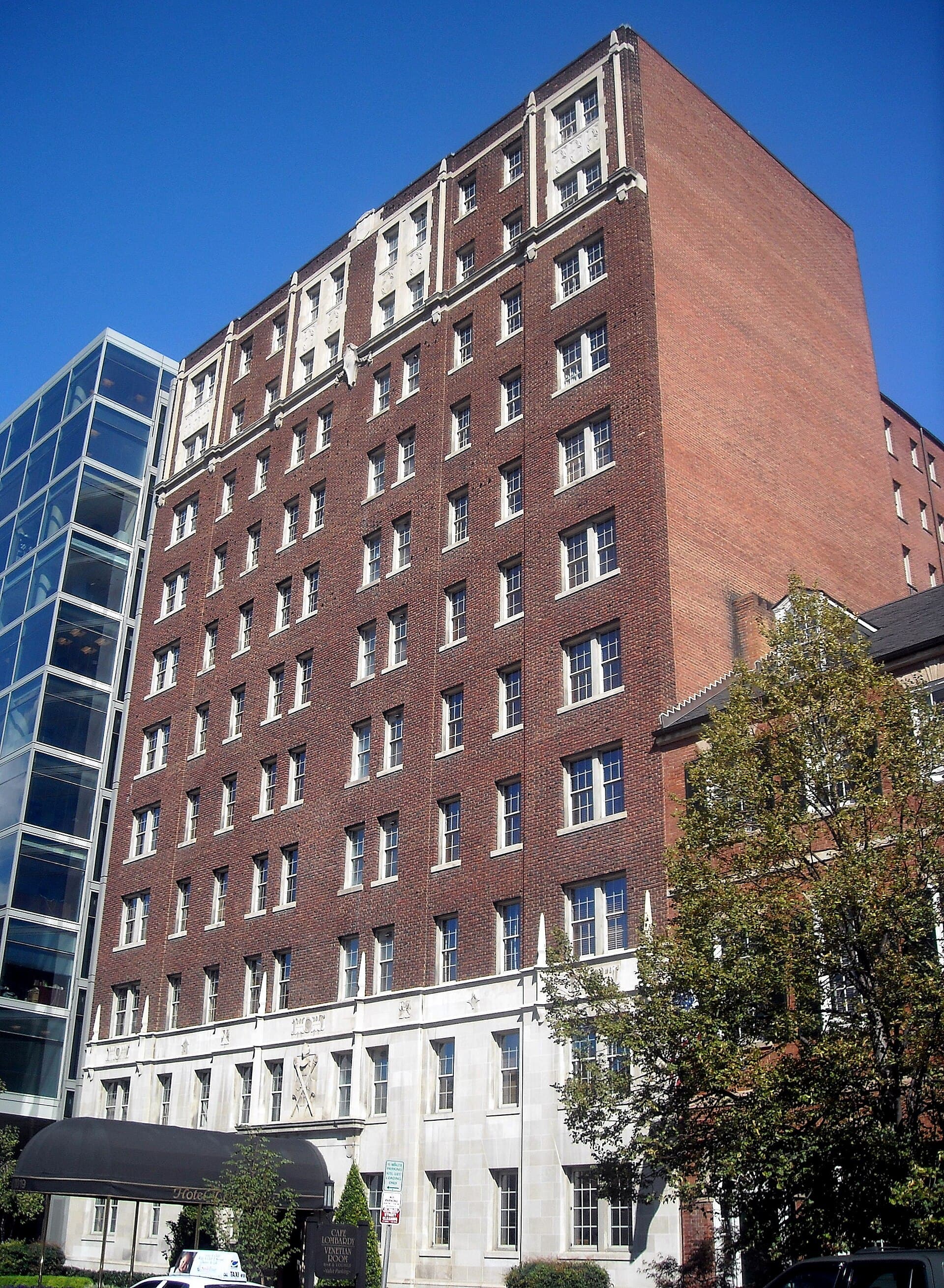 Hotel Lombardy (via Wikimedia Commons, CC BY-SA 3.0)