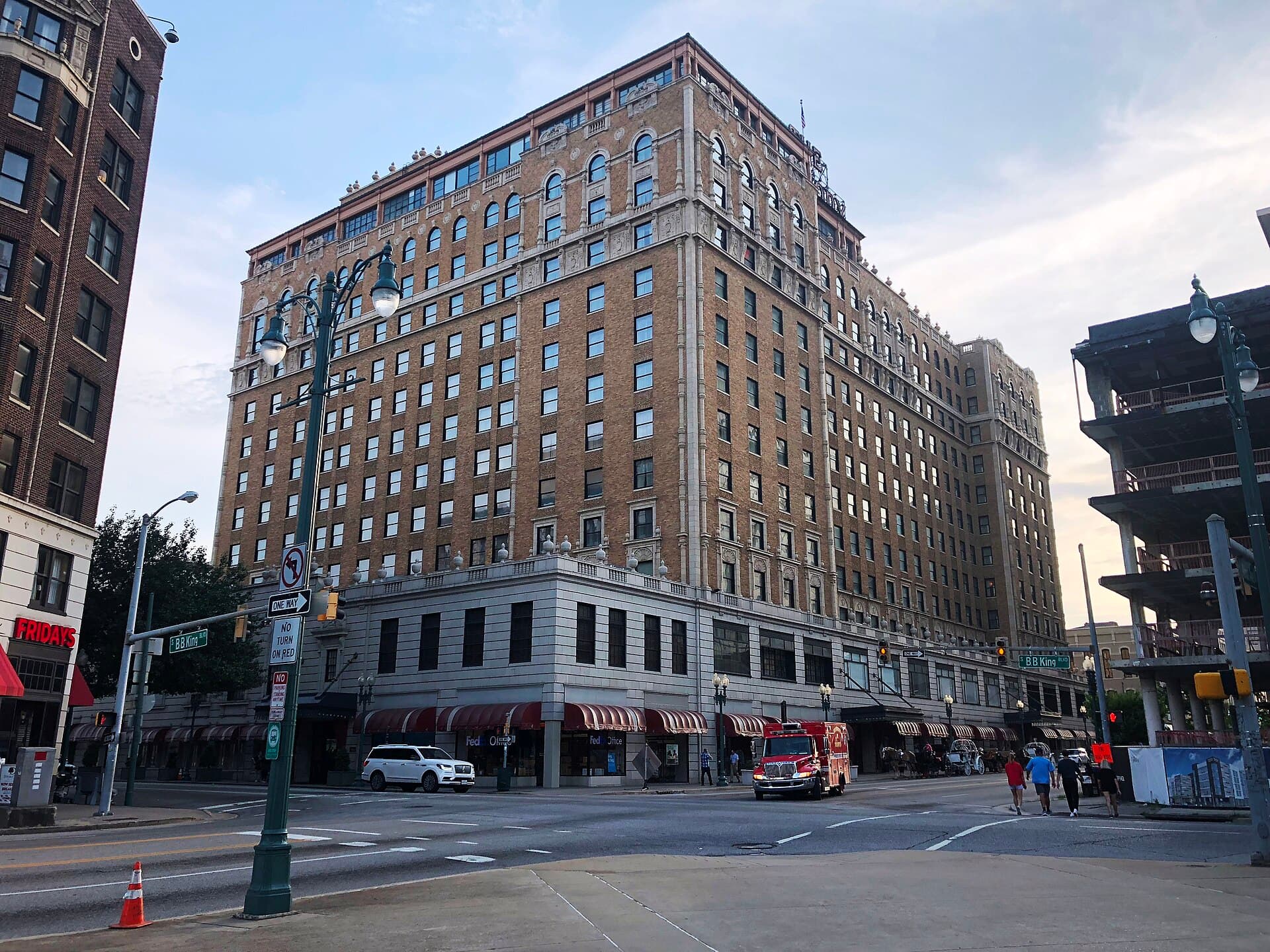 The Peabody Memphis (via Wikimedia Commons, CC BY-SA 4.0)