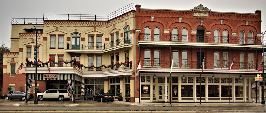 The Fairmount Hotel (via Wikimedia Commons, CC BY-SA 3.0)