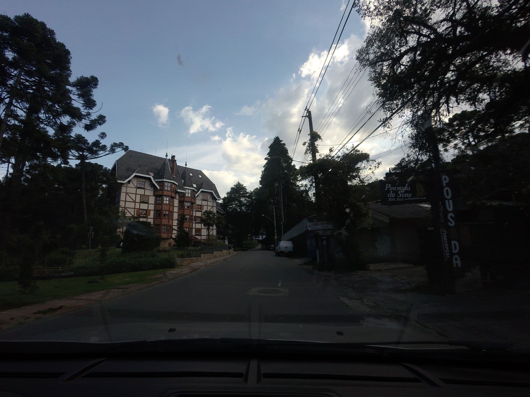 Street view near Pousada do Sino, Campos do Jordão — © andersoal (CC BY-SA · Mapillary)