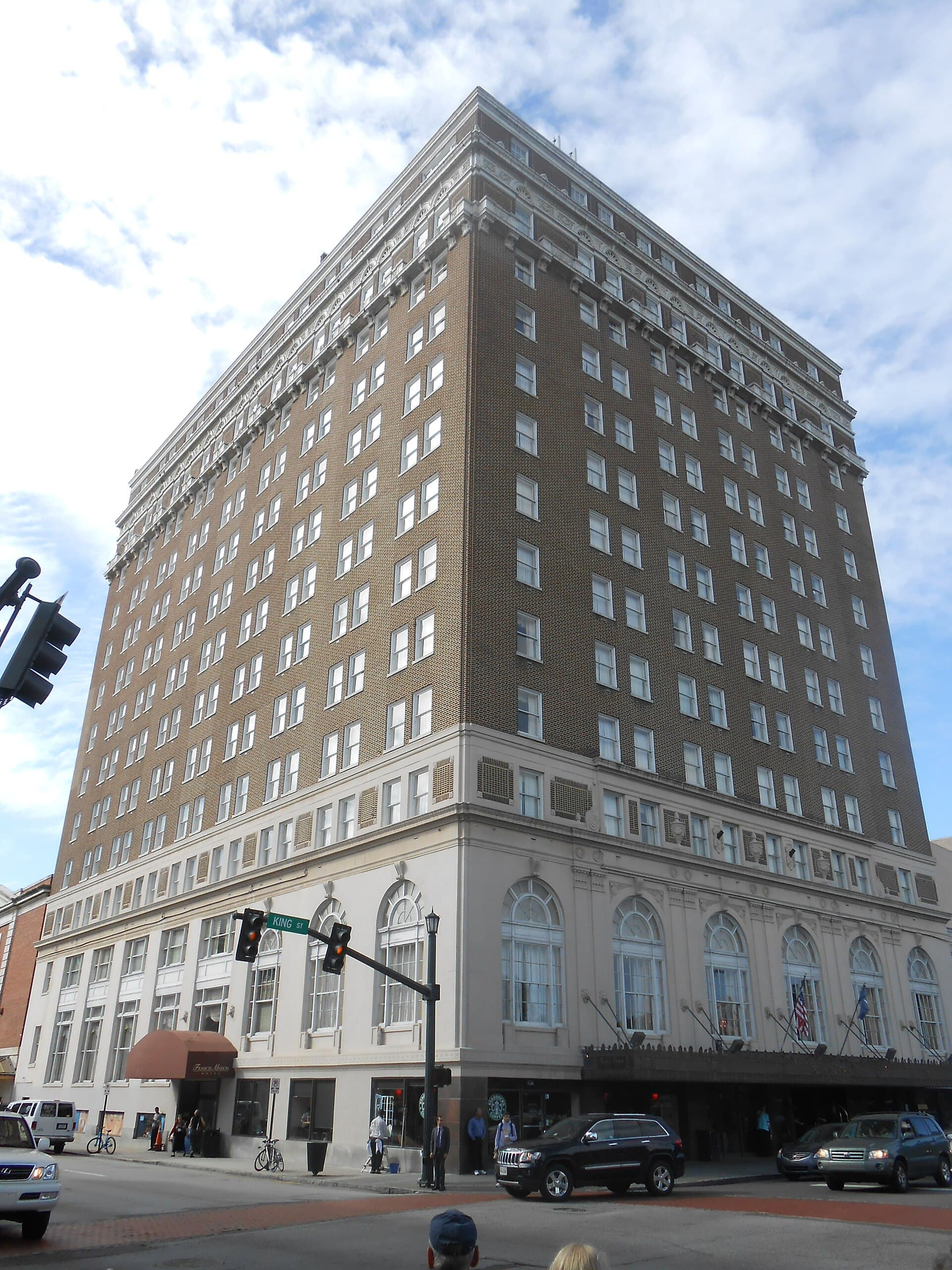 Francis Marion Hotel (via Wikimedia Commons, CC BY-SA 3.0)