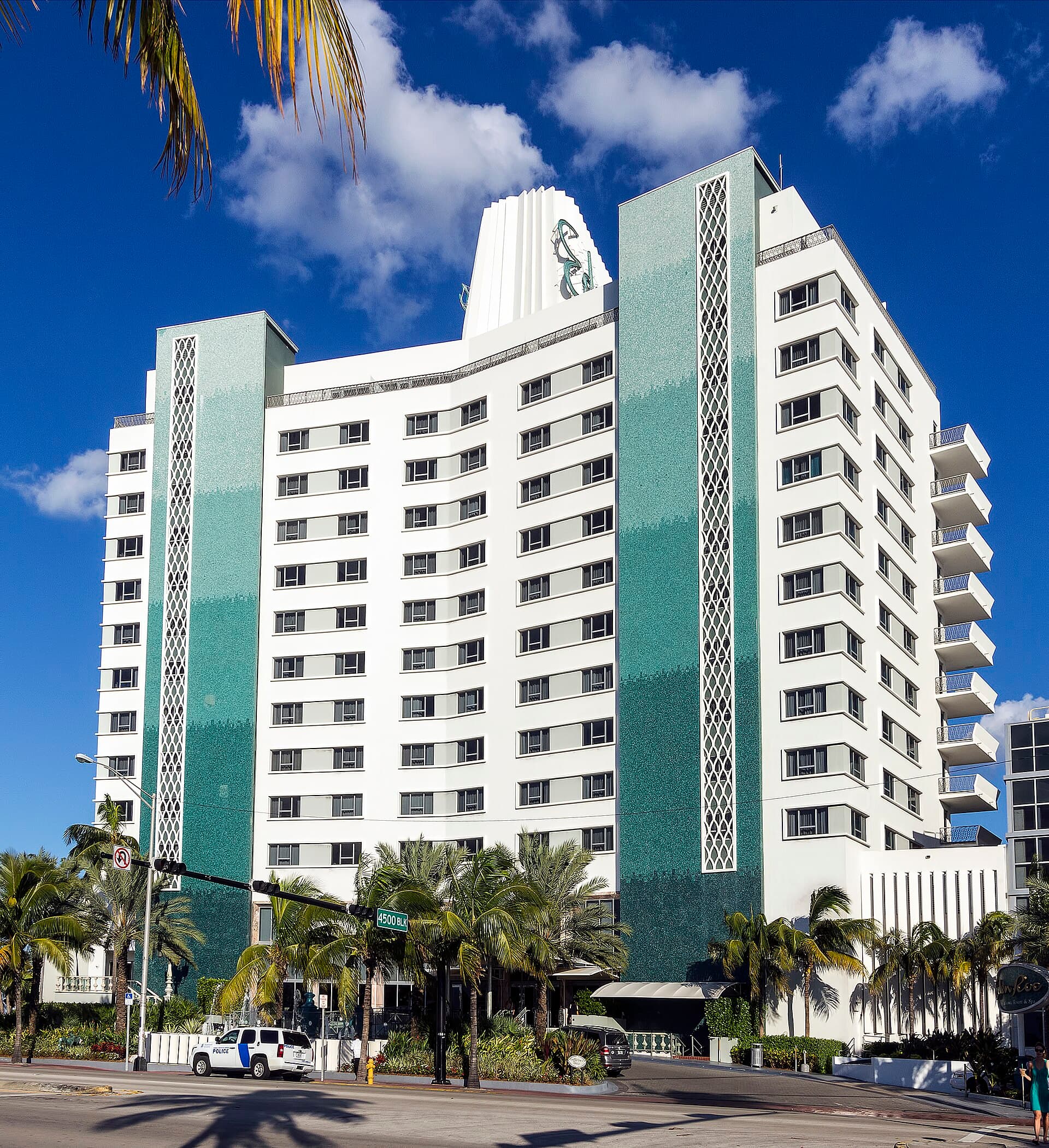 Eden Roc Resort Miami Beach (via Wikimedia Commons, CC BY-SA 4.0)