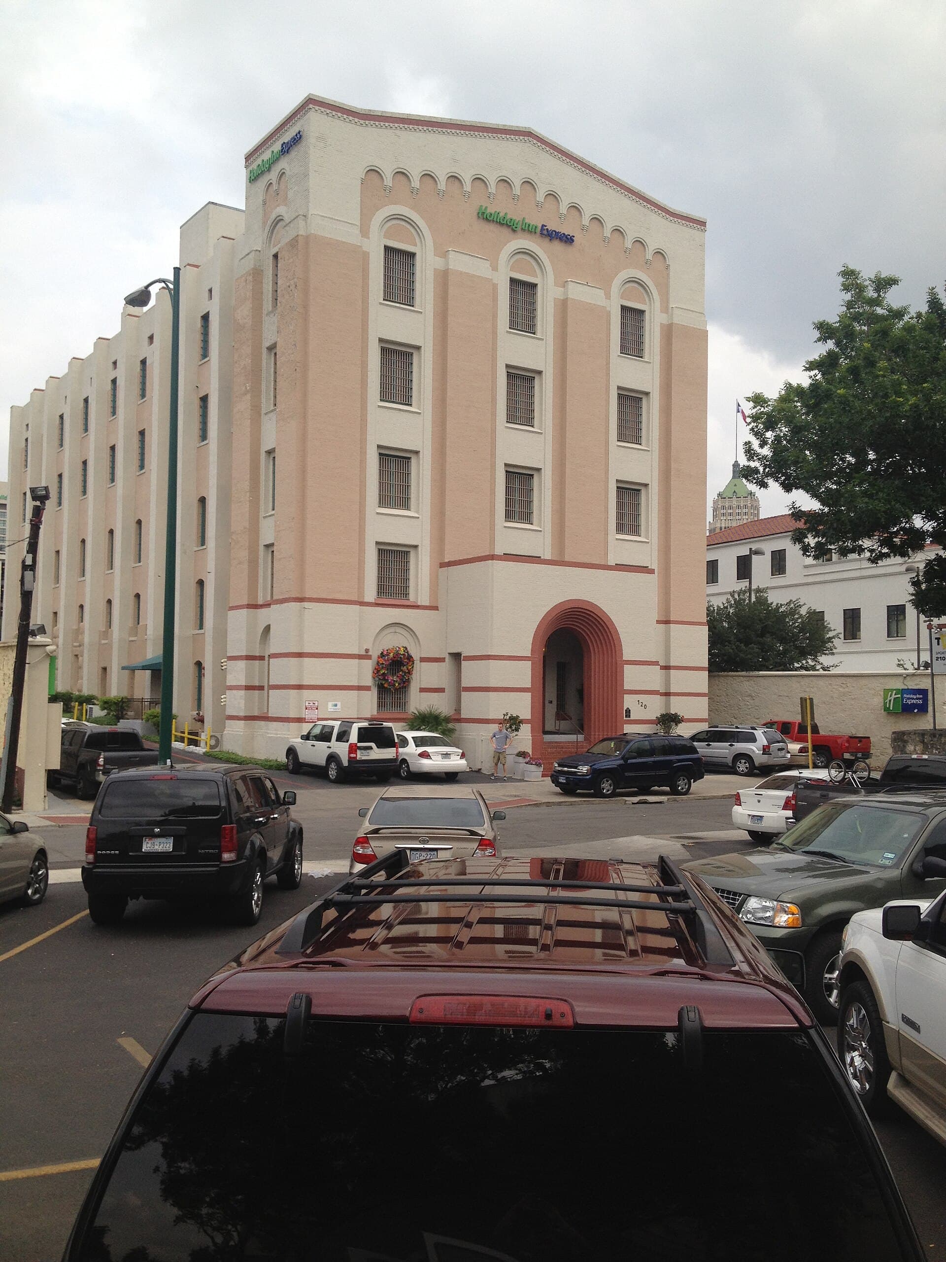 Holiday Inn Express San Antonio N-Riverwalk Area (via Wikimedia Commons, CC BY-SA 3.0)