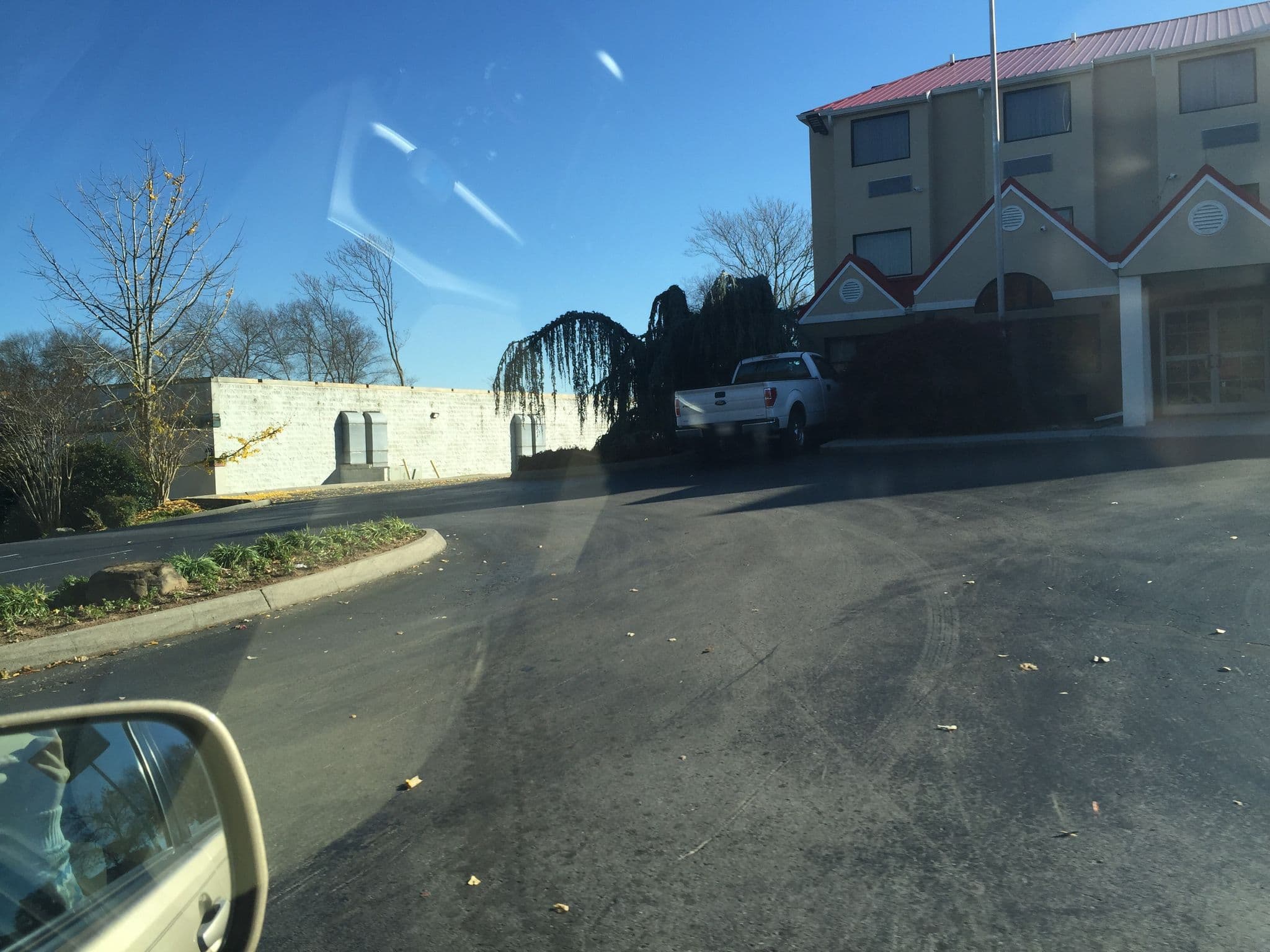 Street view near Quality Inn & Suites, Farragut — © marionbarry (CC BY-SA · Mapillary)