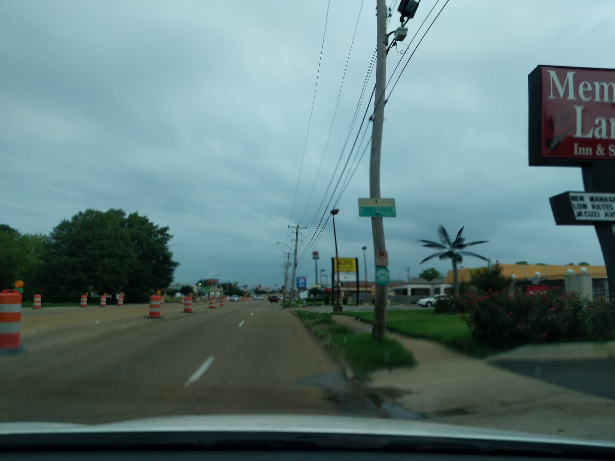 Street view near Econo Lodge Inn & Suites, New South Memphis — © atze02 (CC BY-SA · Mapillary)