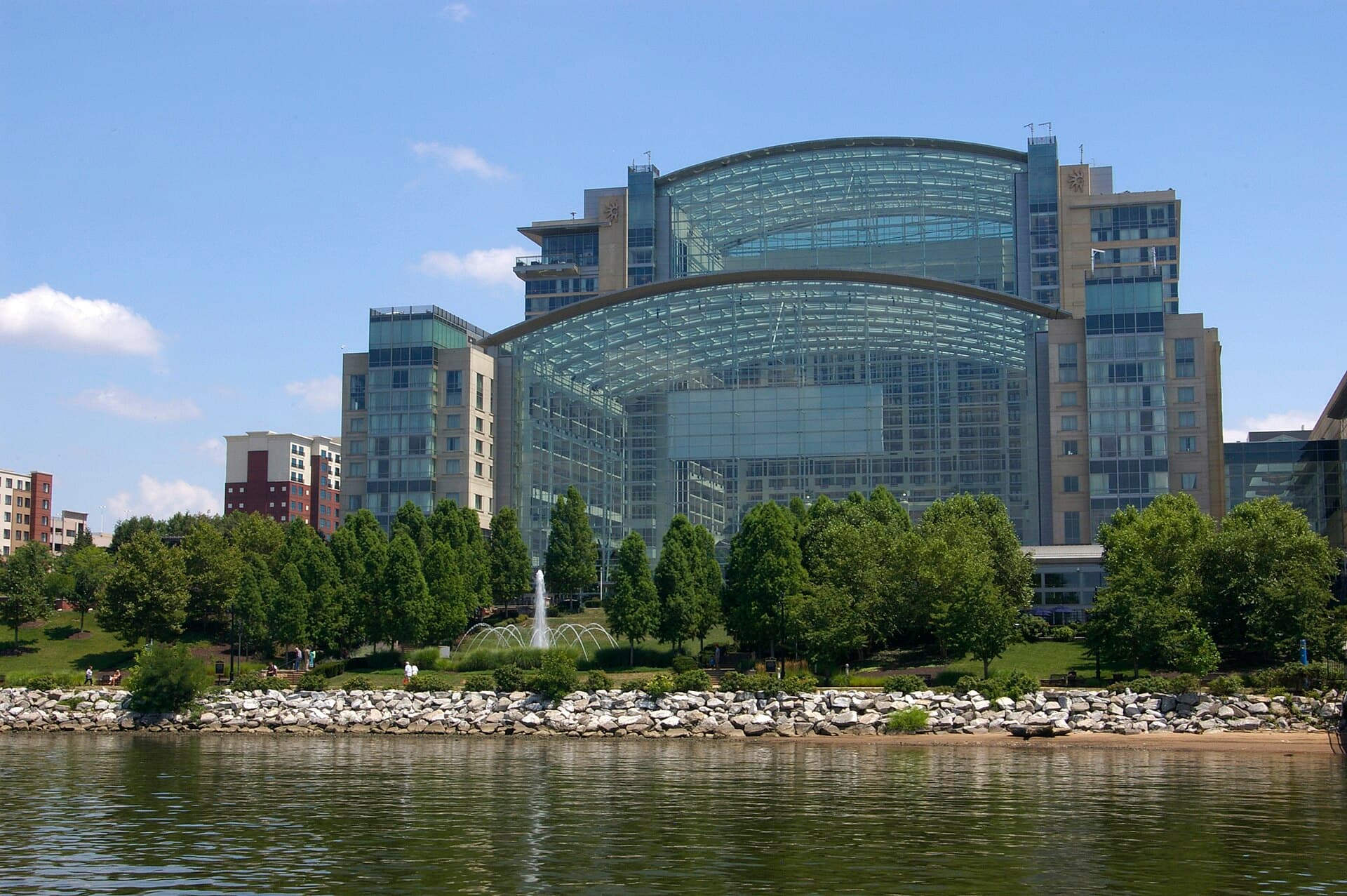 Gaylord National Resort and Convention Center (via Wikimedia Commons, CC BY-SA 4.0)