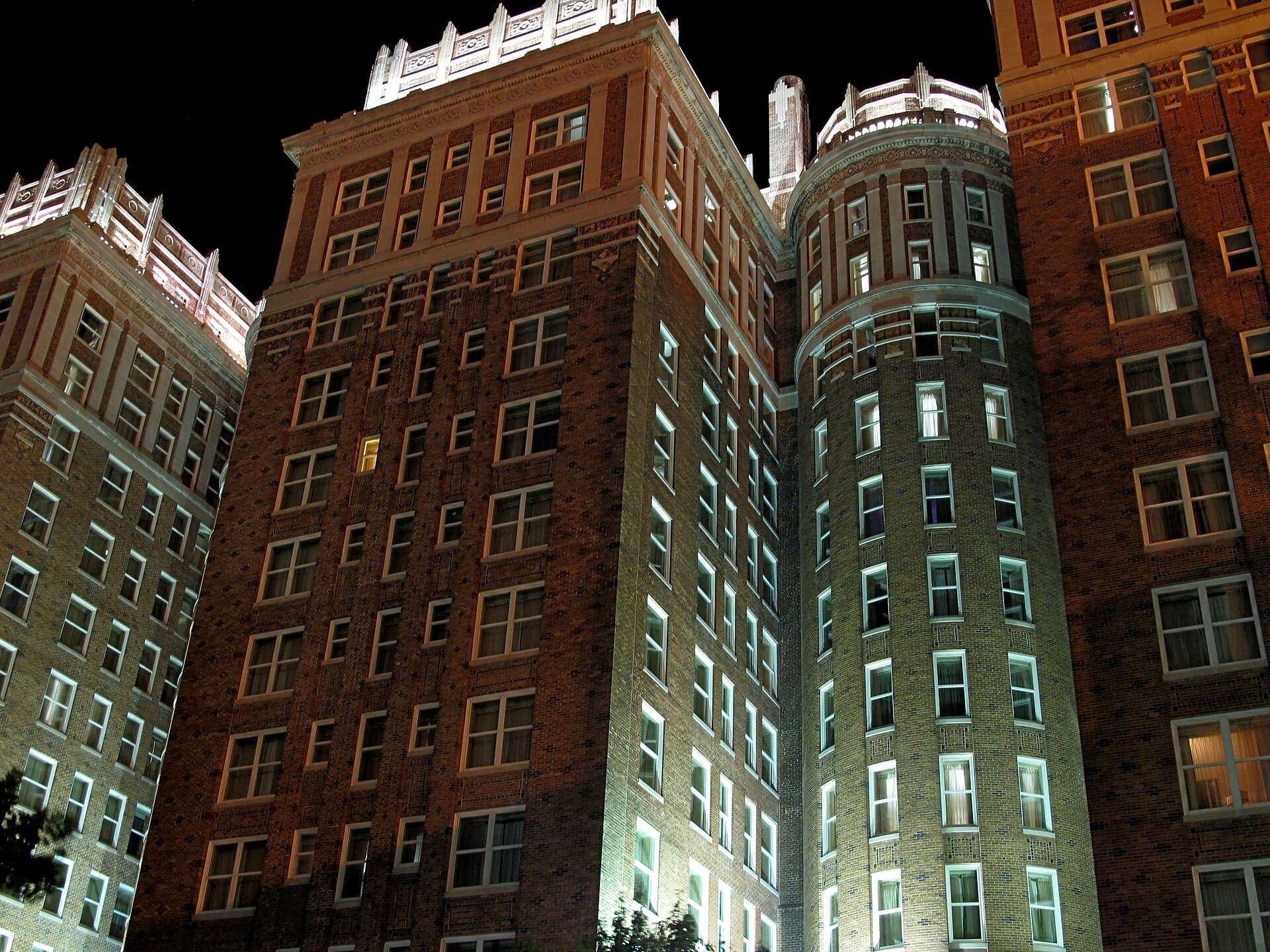 The Skirvin Hilton Oklahoma City (via Wikimedia Commons, CC BY 2.0)