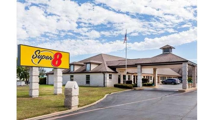 Super 8 by Wyndham Cleburne, Motel in Cleburne