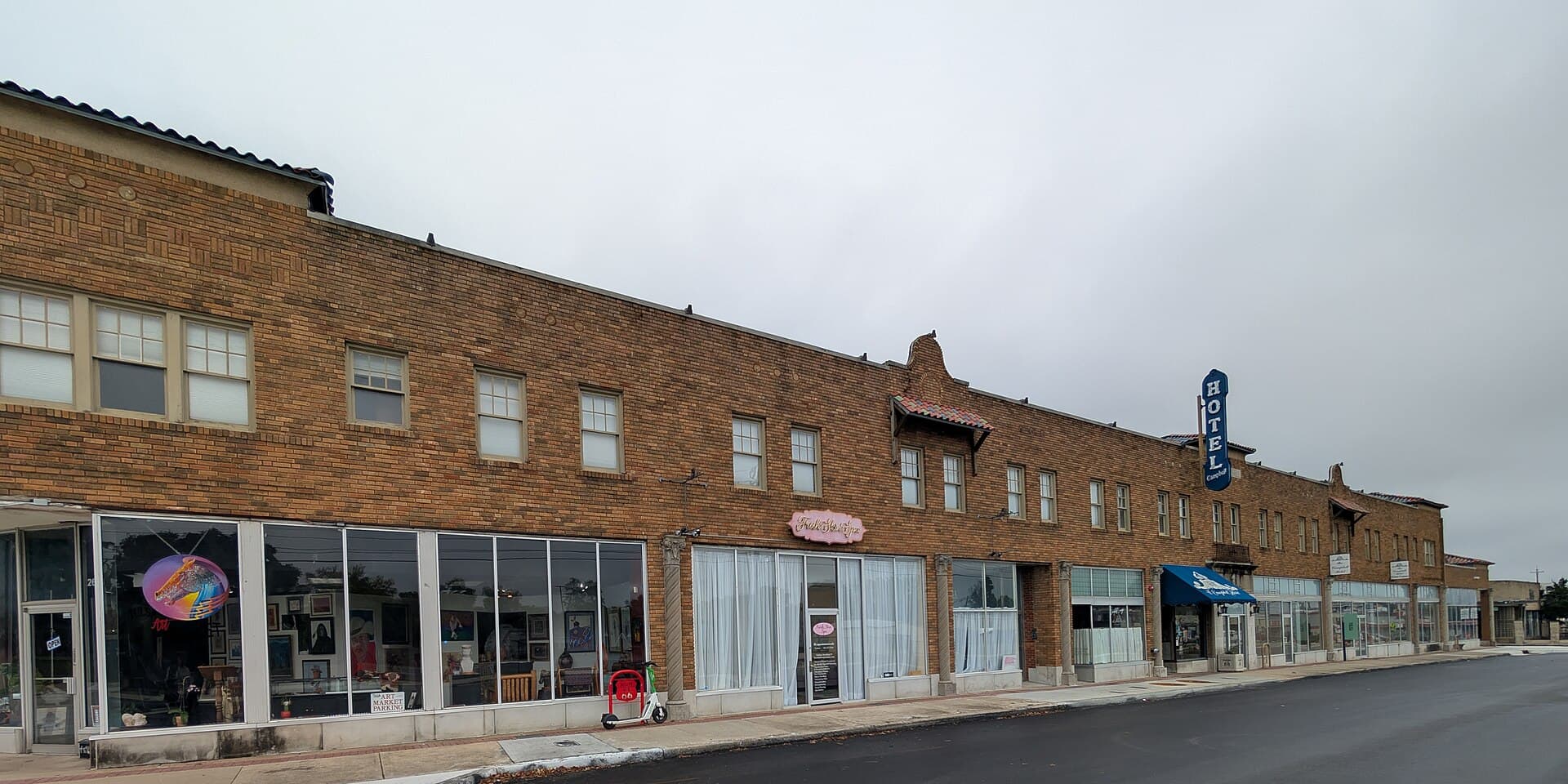 The Campbell Hotel (via Wikimedia Commons, CC BY 4.0)