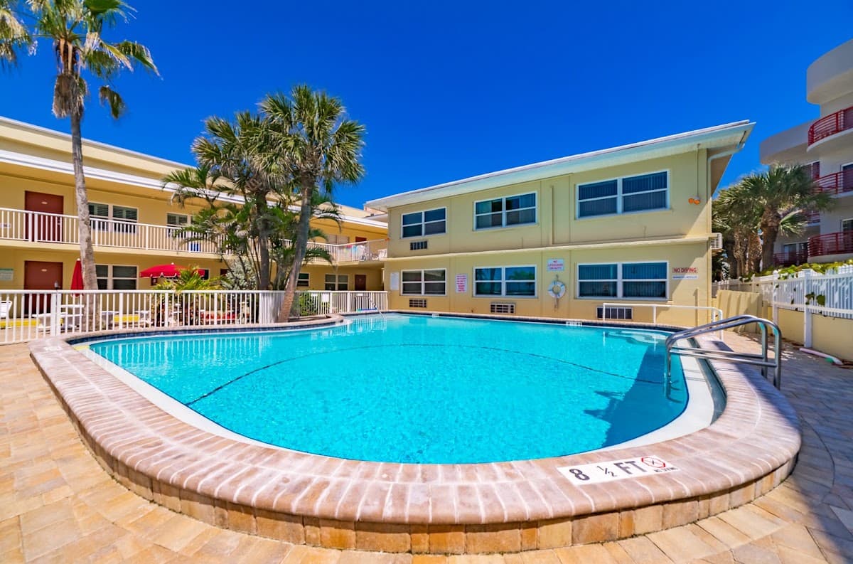 Surf Song Resort Condominiums, Motel in Madeira Beach