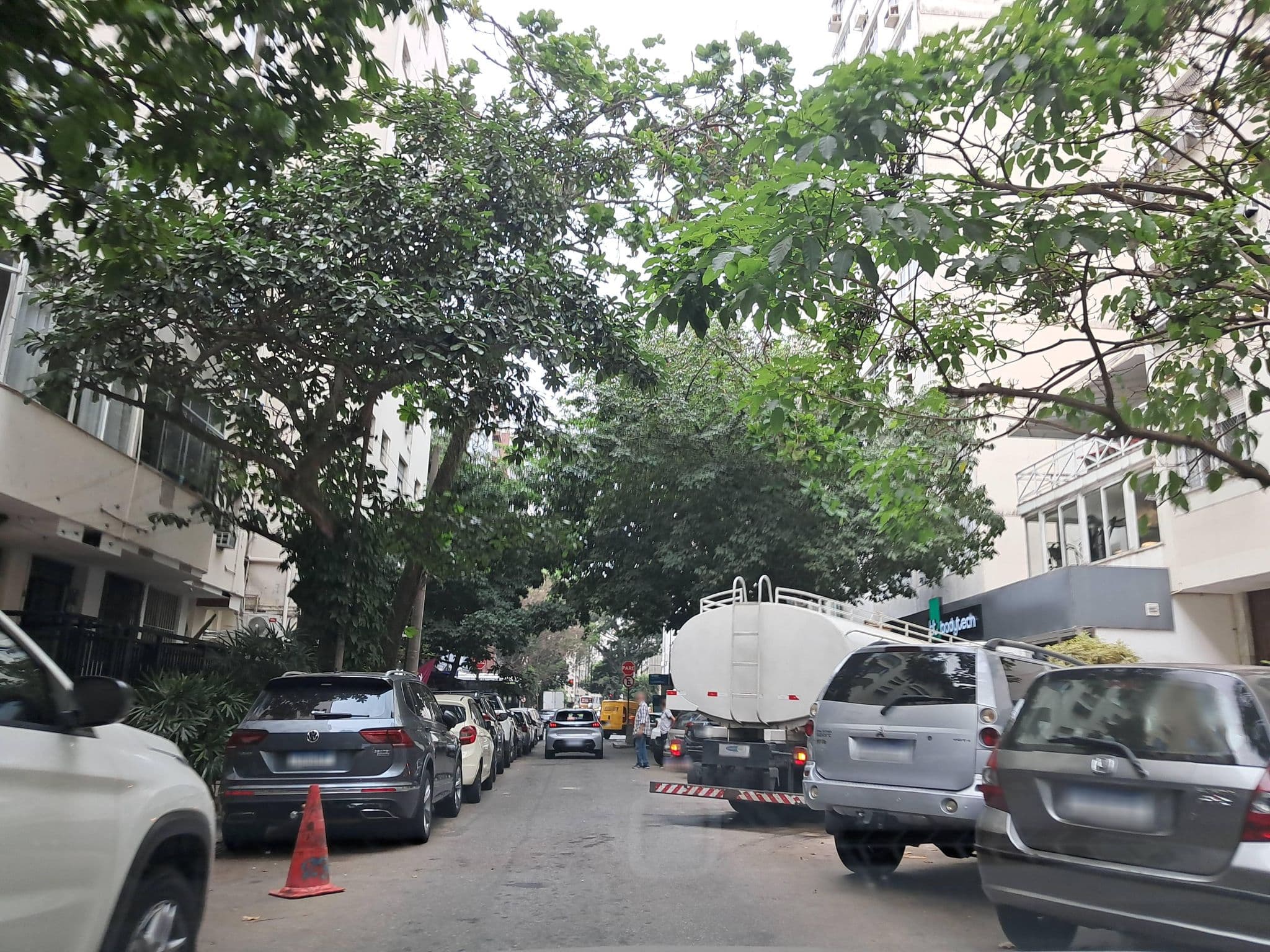 Street view near Apartamentos Gomes Carneiro 84, Ipanema — © Malu25 (CC BY-SA · Mapillary)