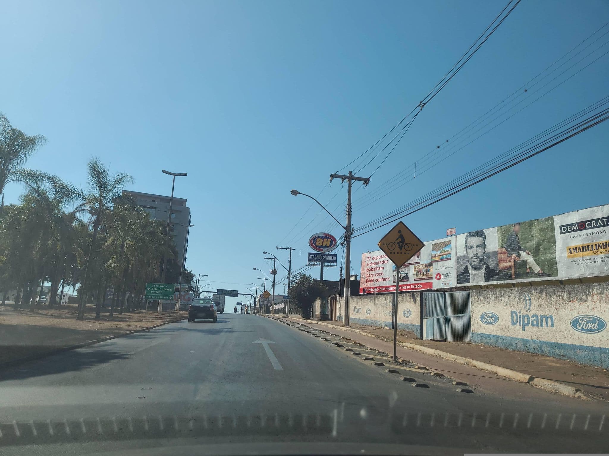 Street view near Gálatas Golden Hotel, Patos de Minas — © smarzaro (CC BY-SA · Mapillary)