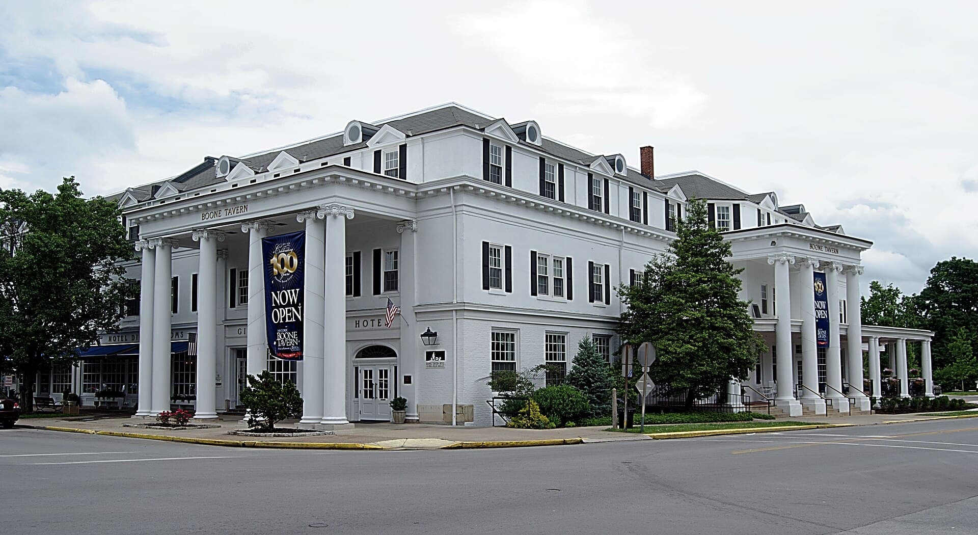 Boone Tavern Hotel & Restaurant (via Wikimedia Commons, CC BY-SA 3.0)
