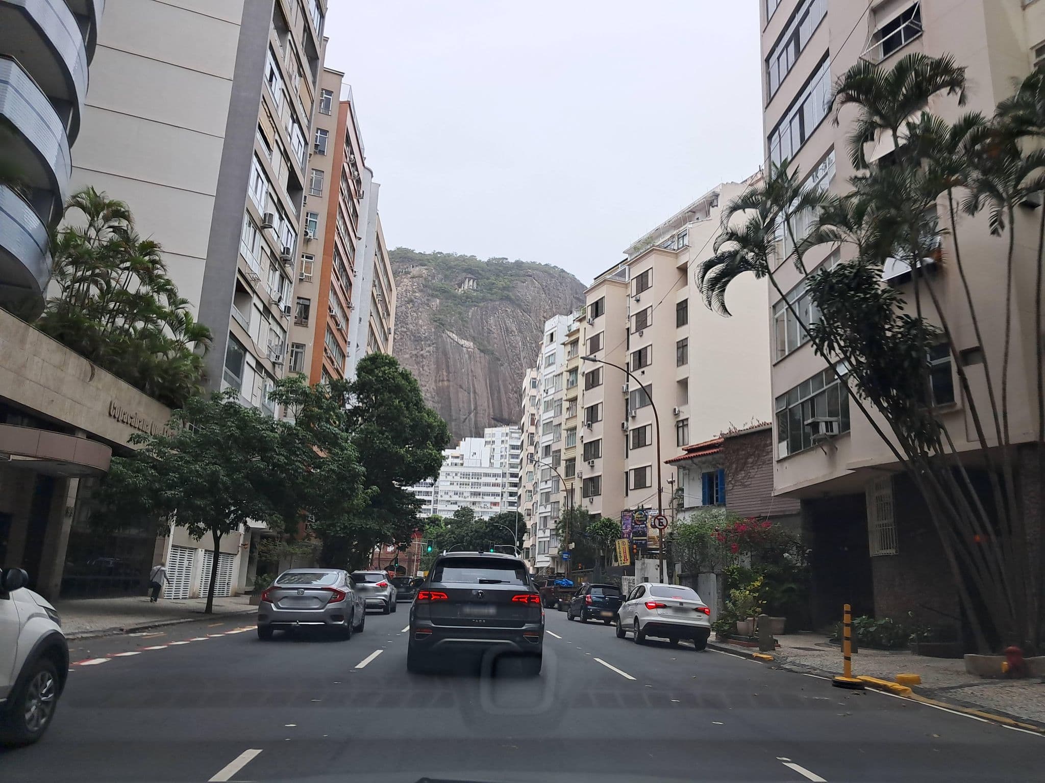 Street view near e hostel, Copacabana — © enzostana (CC BY-SA · Mapillary)