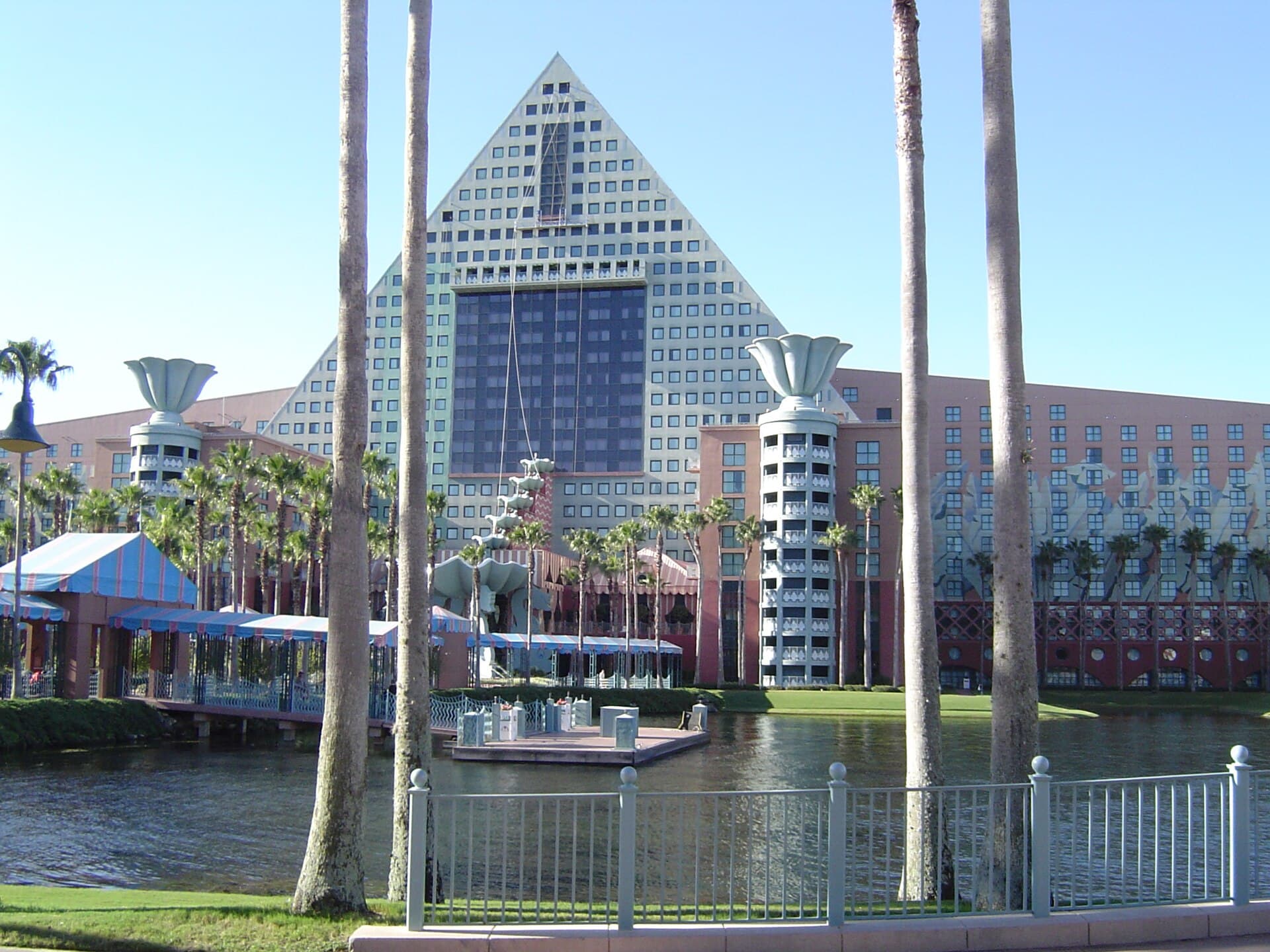 Walt Disney World Dolphin Resort (via Wikimedia Commons, Public domain)