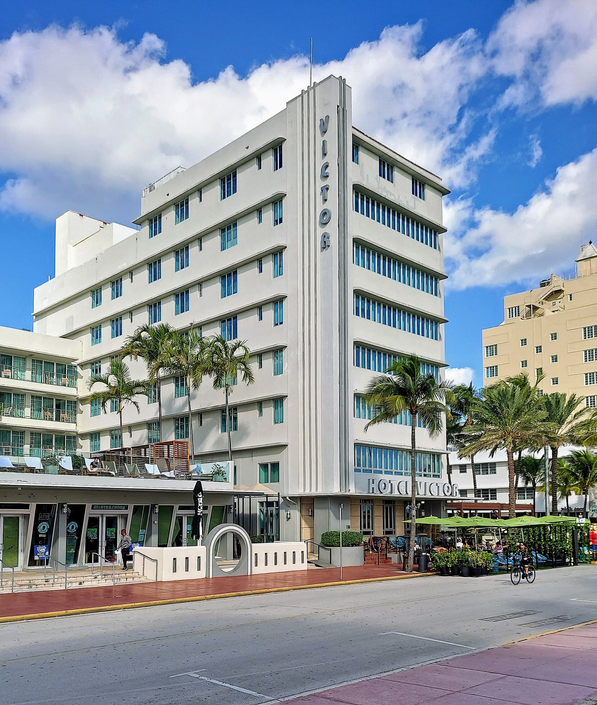 Hotel Victor (via Wikimedia Commons, CC BY-SA 4.0)