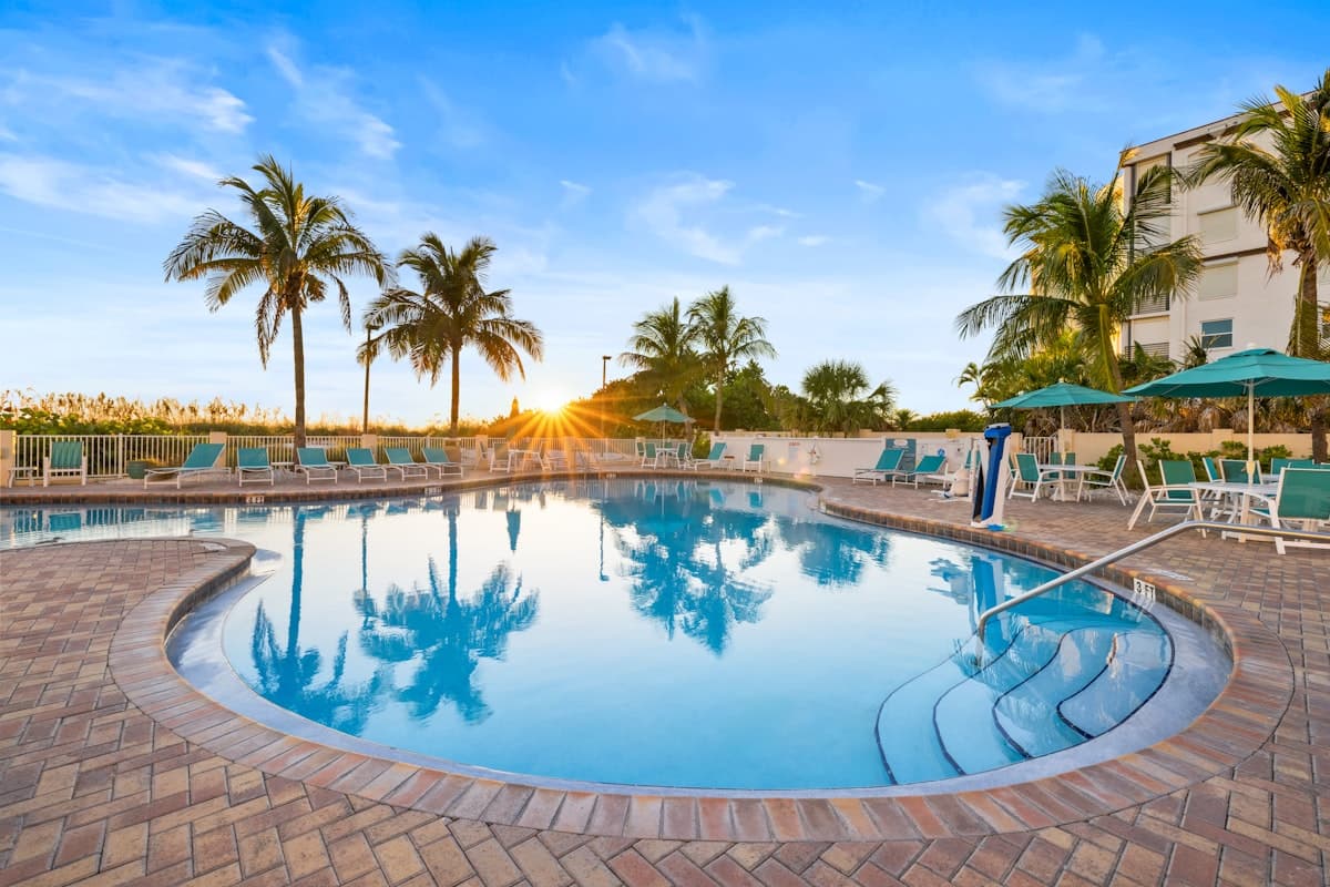 Sunset Vistas Beachfront Suites, Hotel in Treasure Island