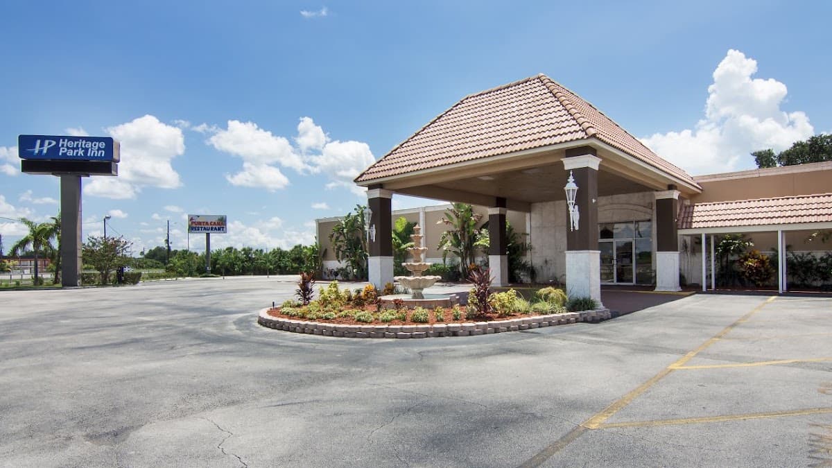 The Heritage Park Inn, Hotel in Buenaventura Lakes