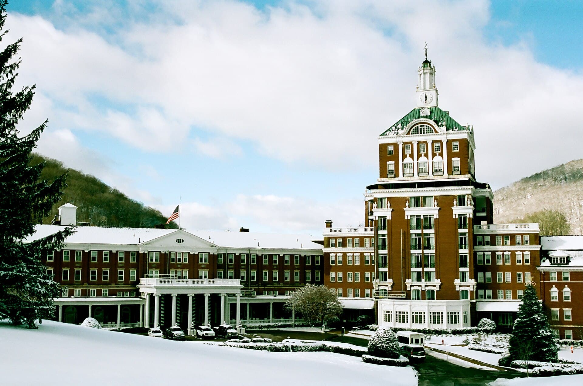 The Omni Homestead (via Wikimedia Commons, CC0)