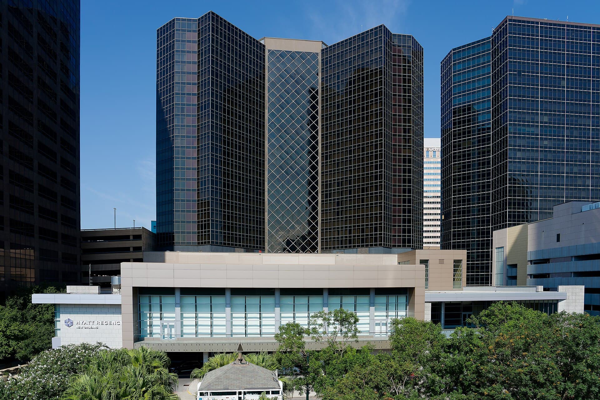 Hyatt Regency New Orleans (via Wikimedia Commons, CC BY-SA 4.0)