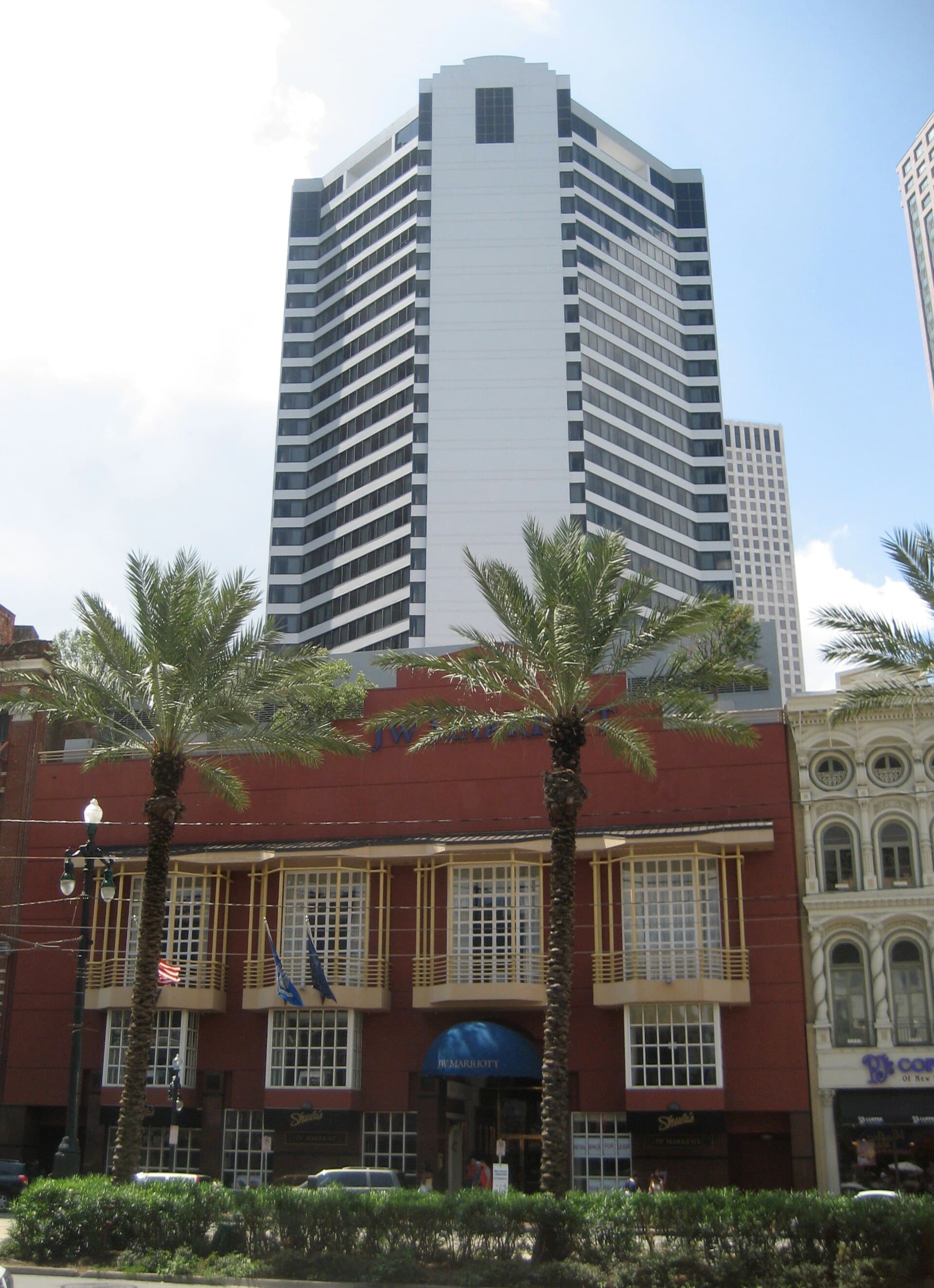 JW Marriott Hotel New Orleans (via Wikimedia Commons, CC BY-SA 3.0)