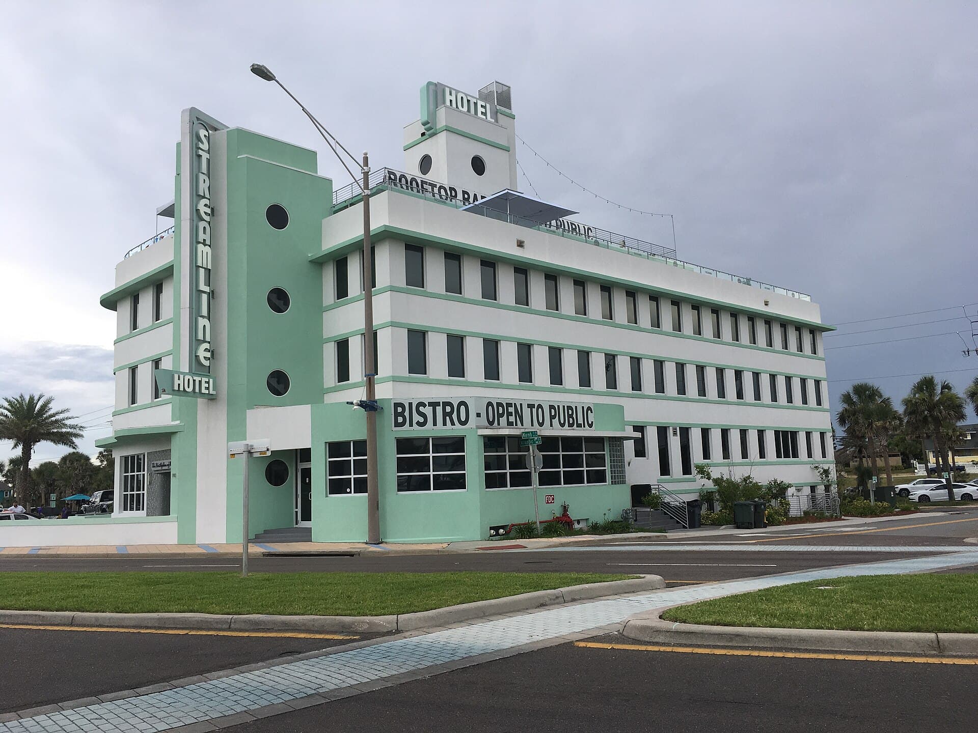 Streamline Hotel (via Wikimedia Commons, CC BY-SA 3.0)