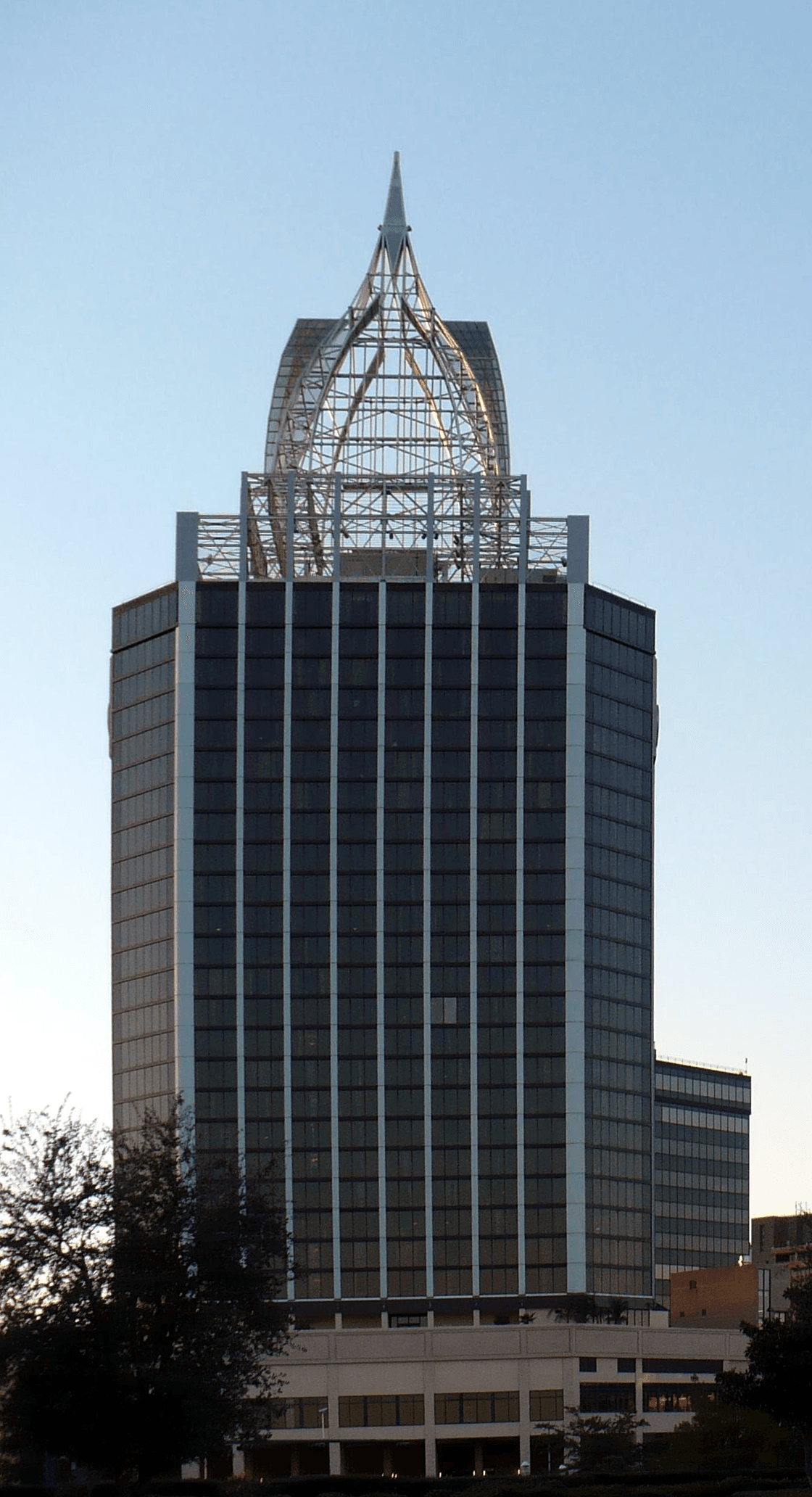 Renaissance Mobile Riverview Plaza Hotel (via Wikimedia Commons, Public domain)