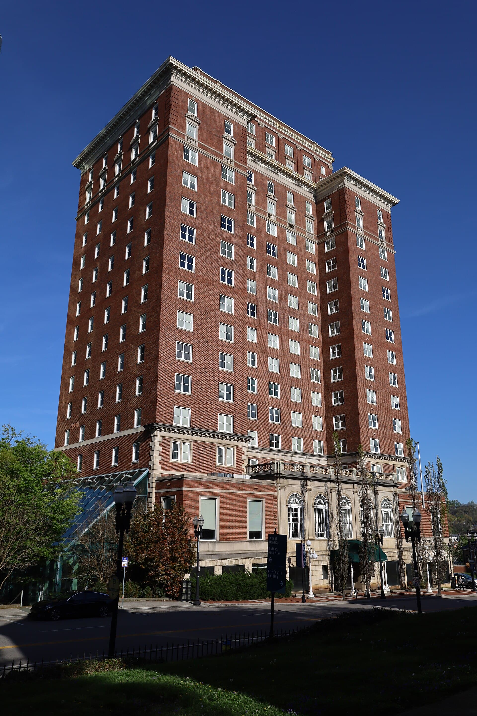 Andrew Johnson Hotel (via Wikimedia Commons, CC BY-SA 4.0)