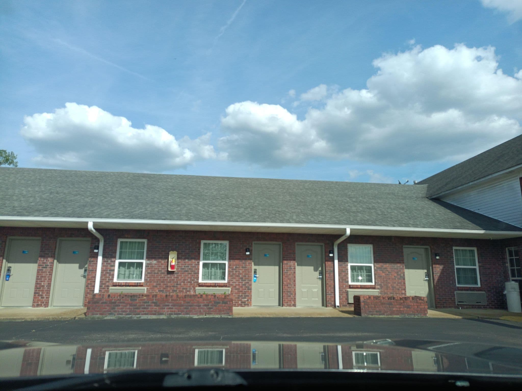 Street view near Days Inn, Crump — © apmwa (CC BY-SA · Mapillary)