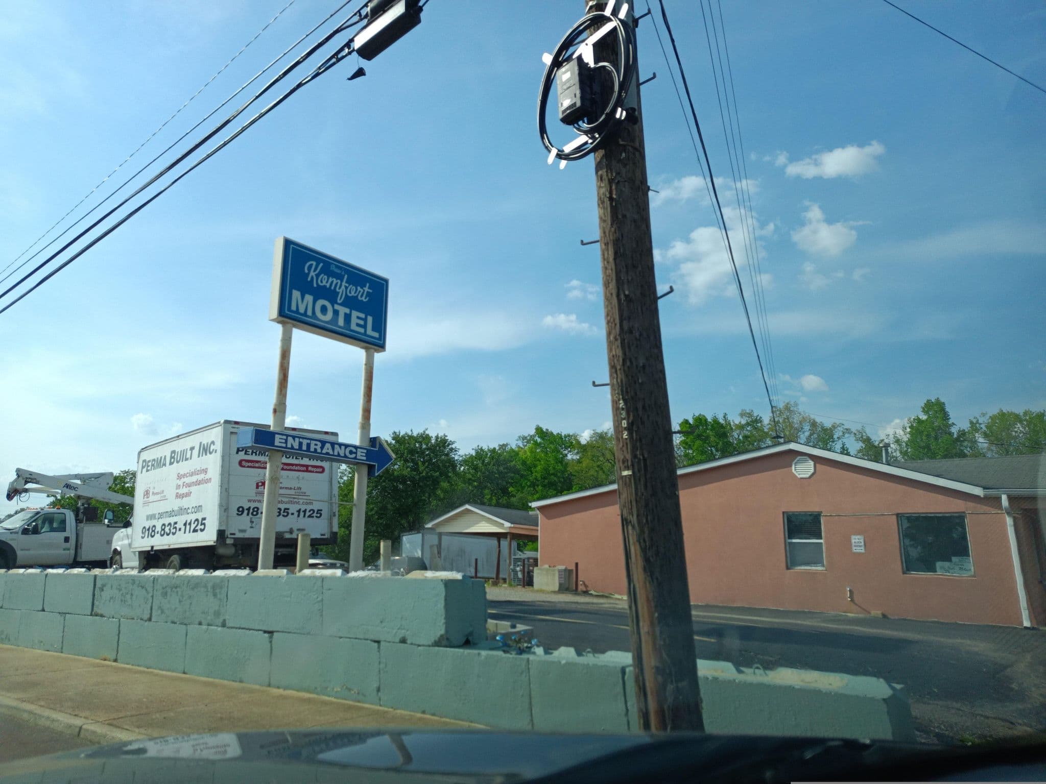 Street view near Shaw's Komfort Motel, Crump — © apmwa (CC BY-SA · Mapillary)