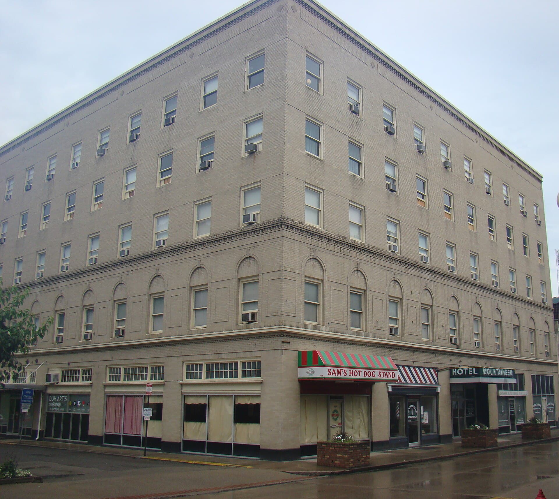 Mountaineer Hotel (via Wikimedia Commons, CC BY-SA 4.0)
