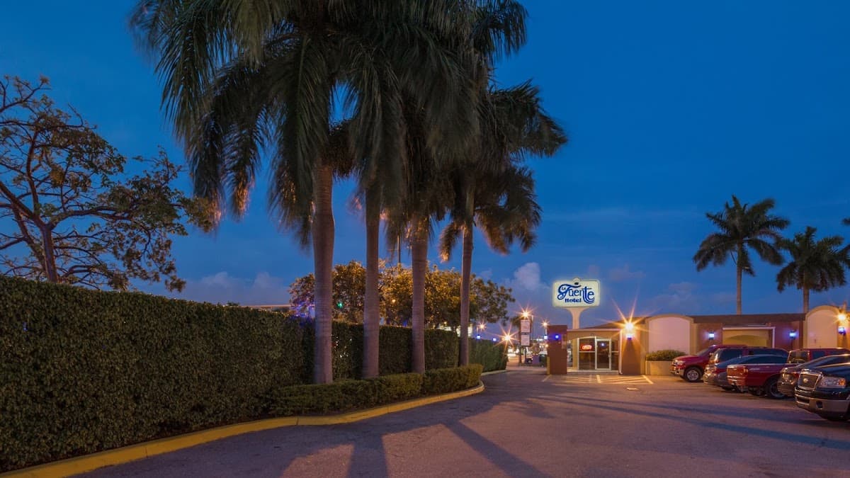La Fuente Hotel, Hotel in Flagami