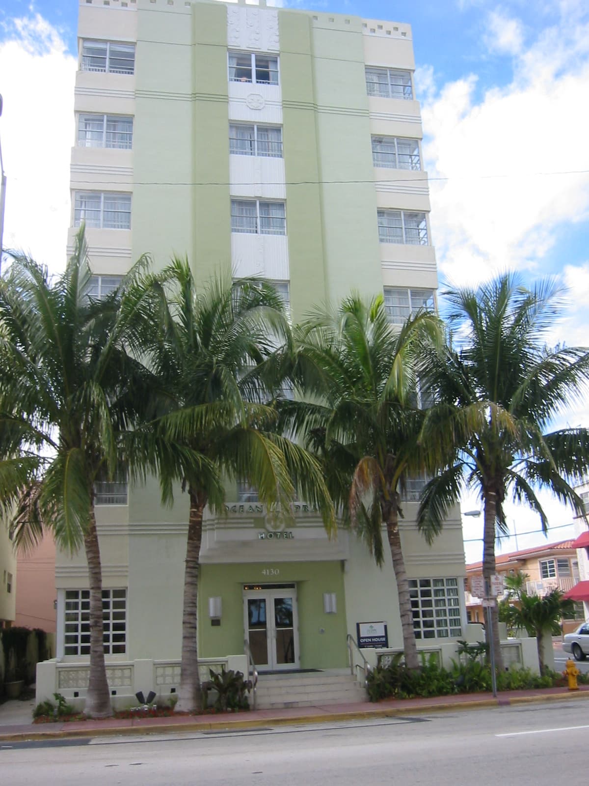 Ocean Spray Hotel (via Wikimedia Commons, CC BY-SA 3.0)