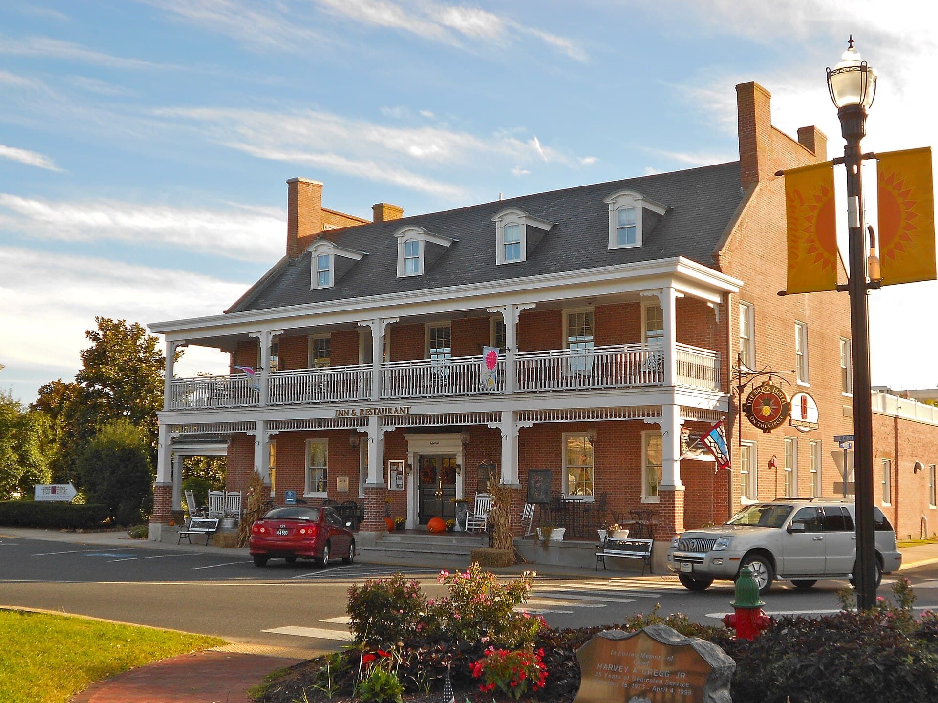 The Brick Hotel (via Wikimedia Commons, CC BY-SA 3.0)