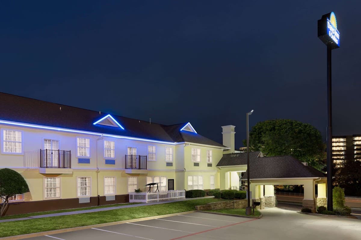 Days Inn & Suites by Wyndham Euless DFW Airport South, Hotel in Euless