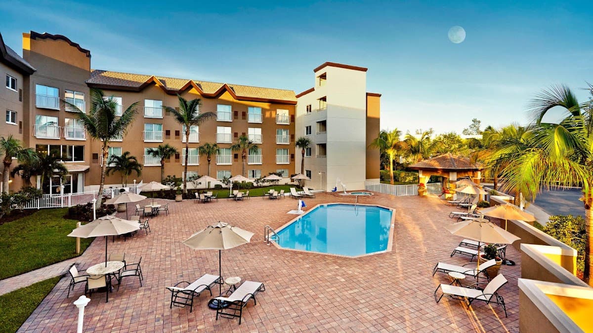 Holiday Inn Express & Suites Naples Downtown - 5th Avenue, Hotel in Naples