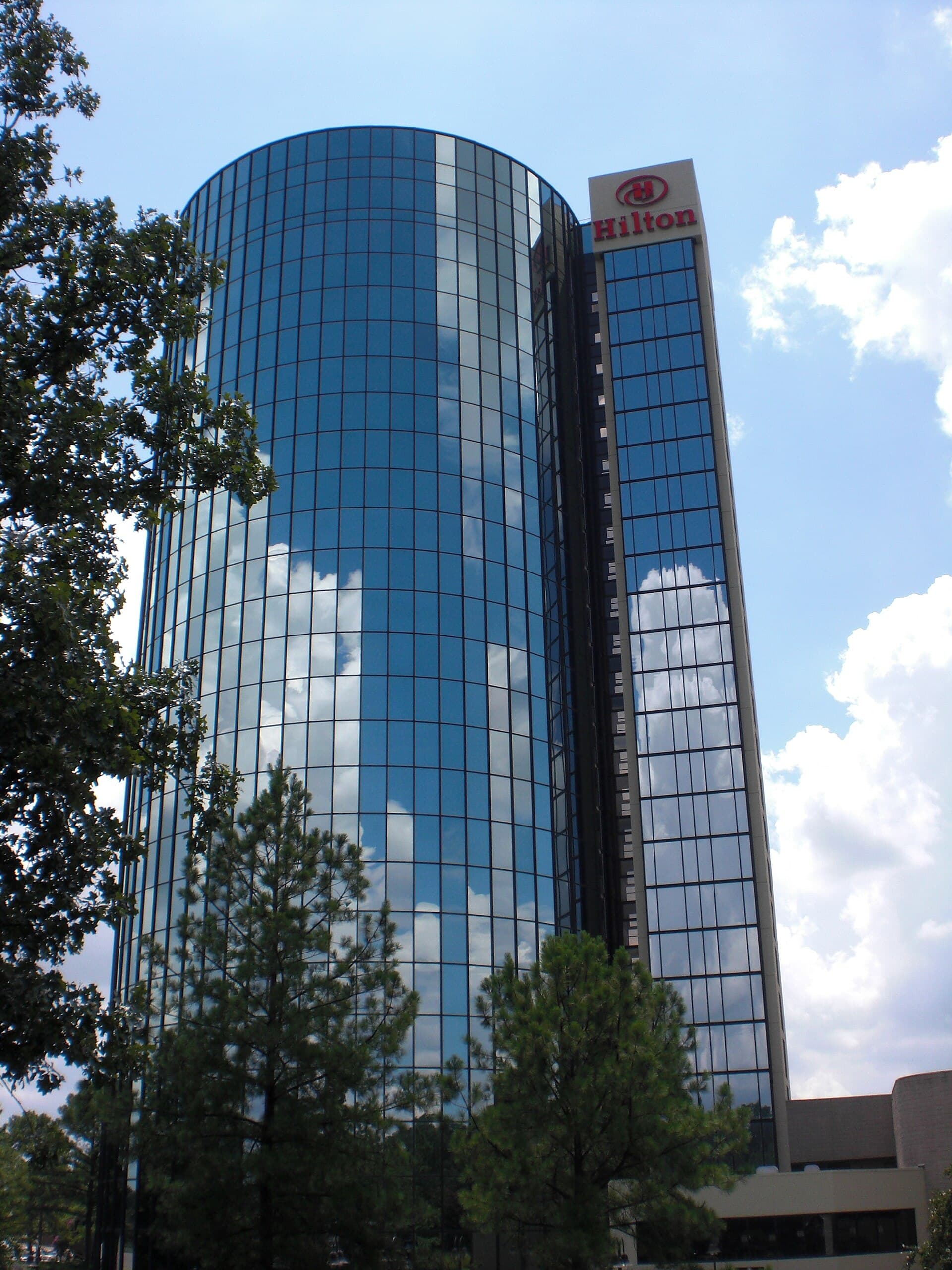 Hilton Memphis (via Wikimedia Commons, CC BY 3.0)