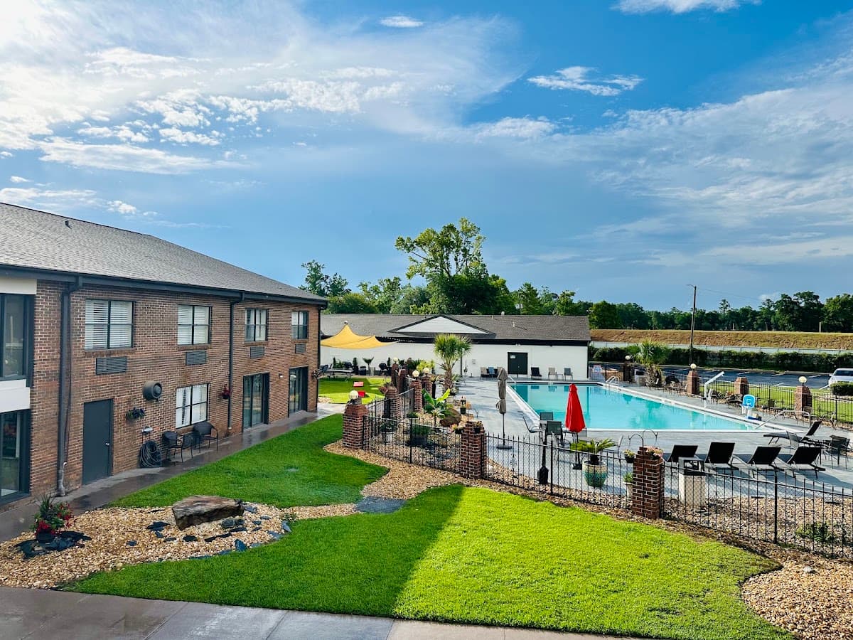 At Home Inn & Suites, Motel in Brent