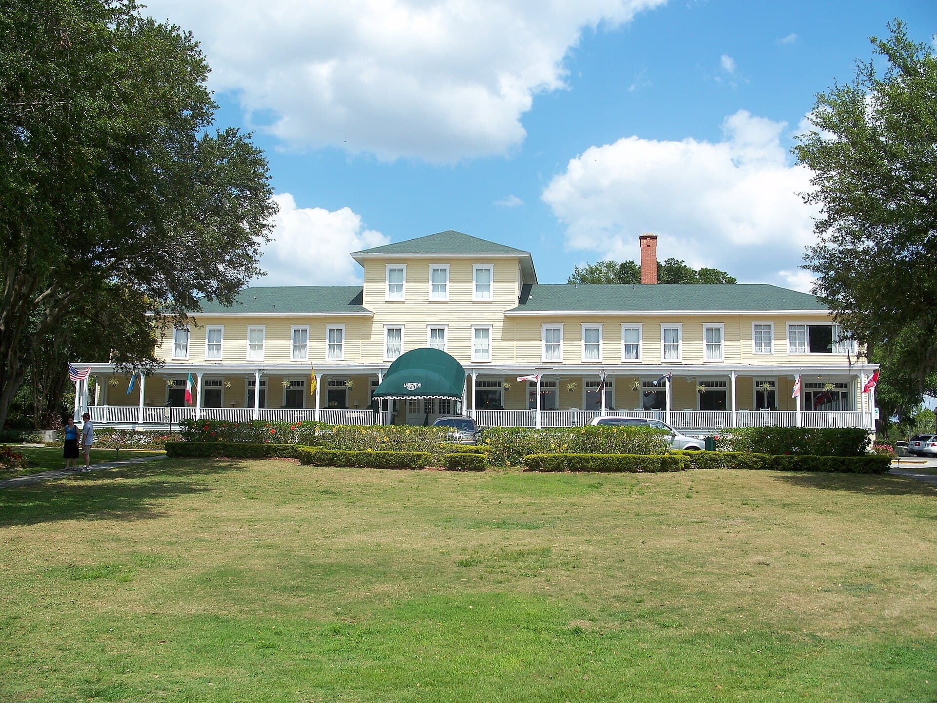 Lakeside Inn (via Wikimedia Commons, CC BY 2.5)