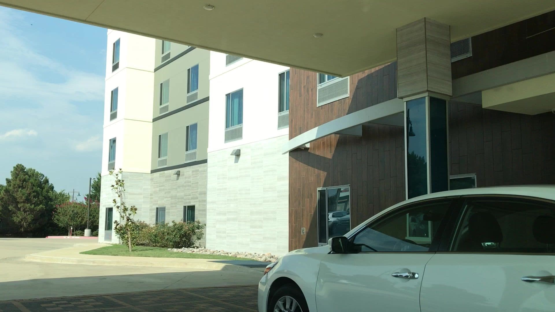 Street view near Holiday Inn Express & Suites, Rowlett — © lvl5 (CC BY-SA · Mapillary)