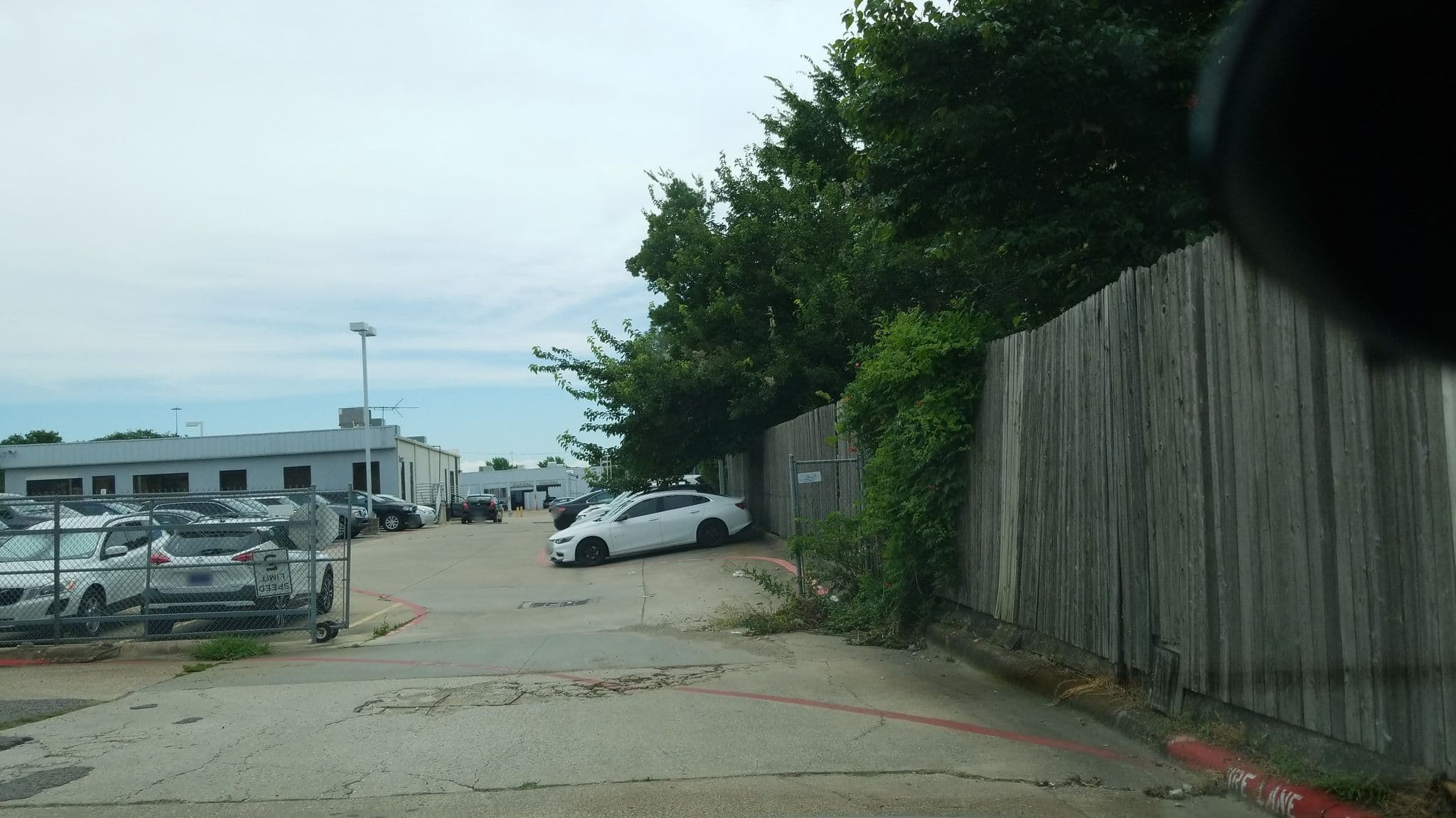 Street view near Deluxe Inn, Irving — © charlie7842 (CC BY-SA · Mapillary)