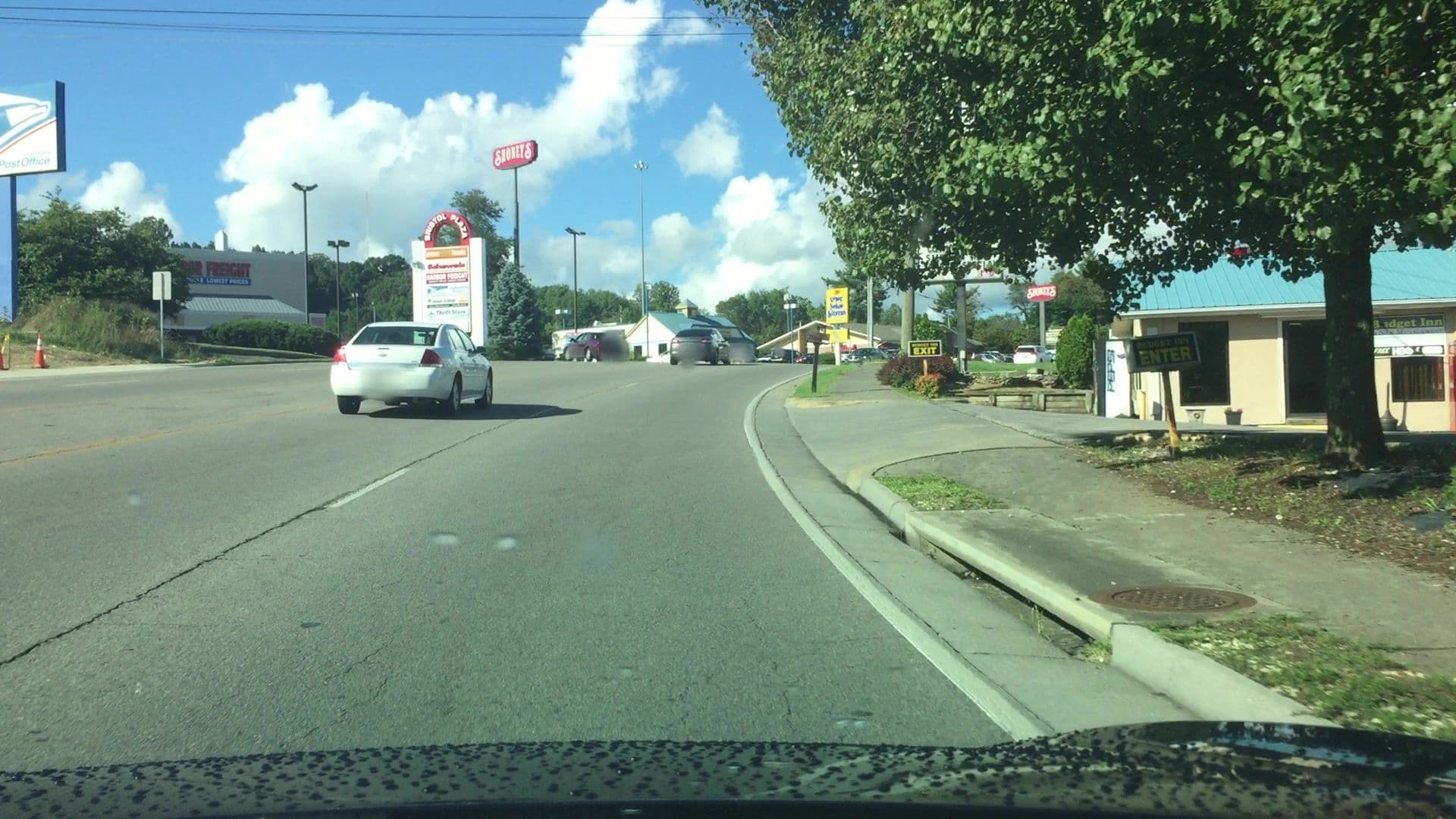 Street view near Budget Inn, Walnut Hill — © lvl5 (CC BY-SA · Mapillary)